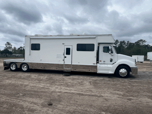 2004 Renegade Tandem Axle Toter 23’ Box w/ Rear Bedroom