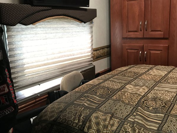 06 Haulmark 45' Motorhome w/ 06 Renegade 36' Liftgate for Sale $140,000