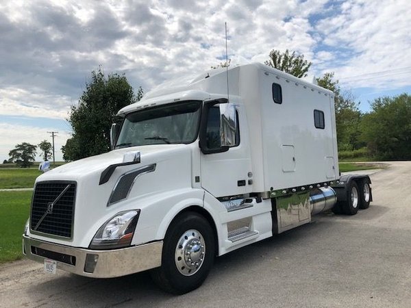 2014 Volvo w/ 2001 Featherlite Stacker for Sale $150,000