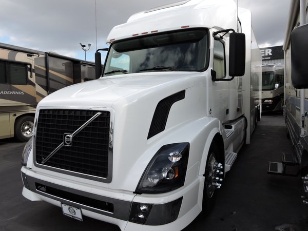 2007 VOLVO 40' SHOW HAULER SUPER C W/ SLIDE OUT