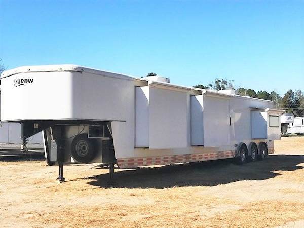 2010 STW Shadow Enclosed Trailer with LQ (Storefront)