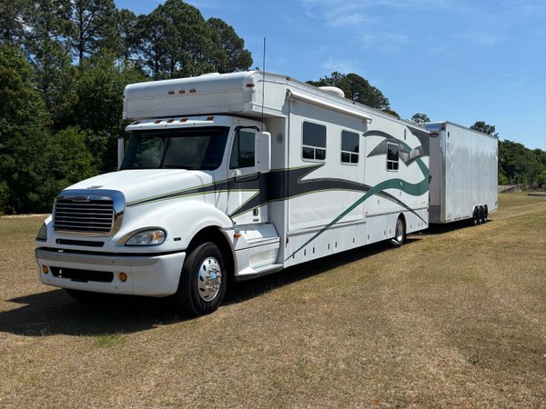 2006 Freightliner Columbia and 30ft United Stacker Trailer  for Sale $150,000 