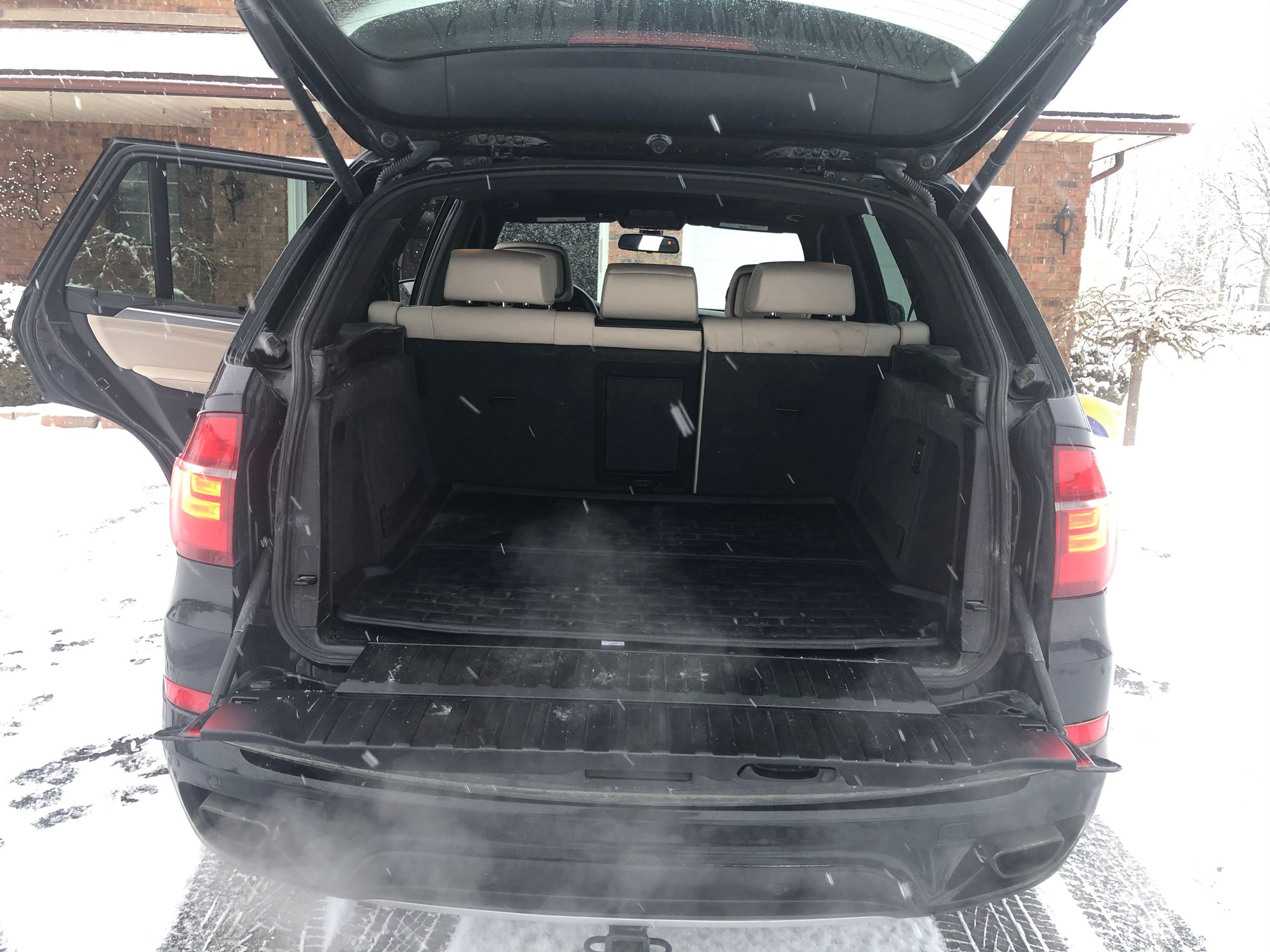 2011 BMW X5 - 2011 BMW X5 50i - Used - VIN 5UXZV8C51BL418050 - 93,000 Miles - 8 cyl - AWD - Automatic - SUV - Black - Kitchener, ON N0B2V0, Canada