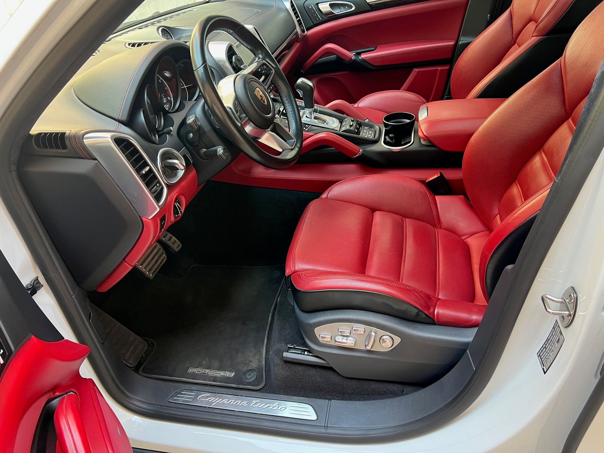 2017 Porsche Cayenne - WTS 2017 Porsche Cayenne Turbo, White/Garnett Red, 69.7k miles - Used - Chicago, IL 60610, United States