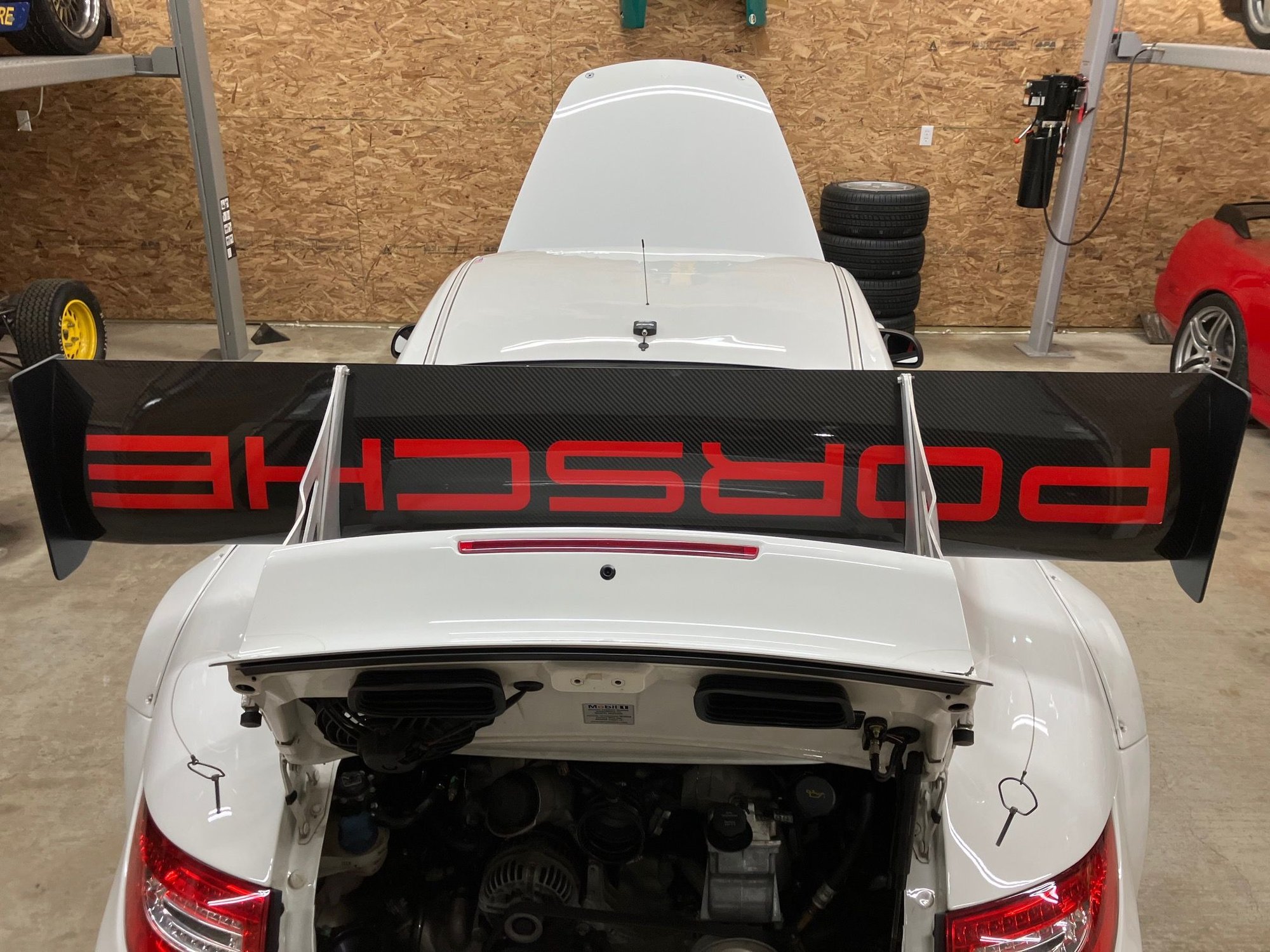 2010 Porsche GT3 - parting out gt3 race car. - Ellwood City, PA 16117, United States