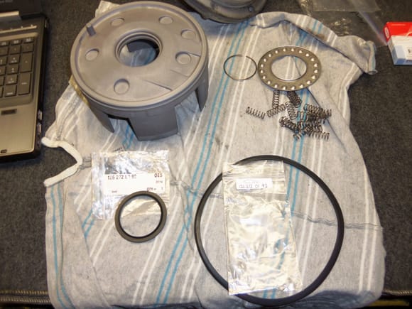 B3 clutch piston, inner & outer lip seals, retainer plate, circlip, and springs.