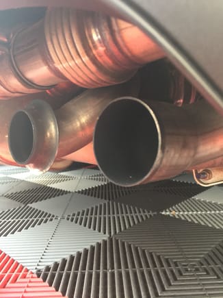 Free - Standing exhaust pipes are located on the inside on each side (L &R)