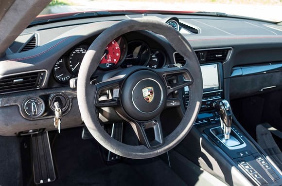 2018 GT Steering wheel with MACarbon inserts and black paddles