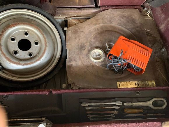 Surprised to see the toolbox complete, that spare is nuts too weights a tonne. Would that tyre inflator have come with the car? 