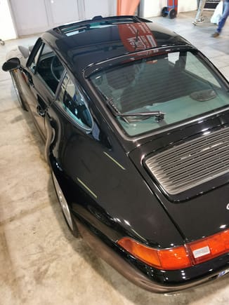 The pastel black 993 rs with green interiors: all the 993 4S destined to the italian market (C07) have been delivered with full leather interiors and rear window wipers like the turbo