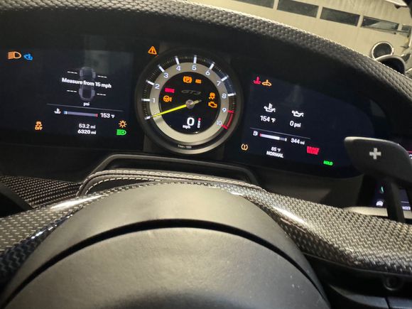 Normal GT3 / T Track Display - water temp and oil pressure on the RH display, and tire pressure, but no tire temp on the LH dispaly