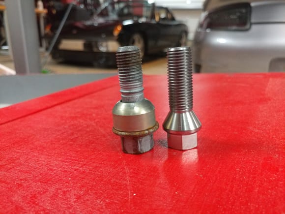 Radius bolt seat on Left.  Conical on Right.
