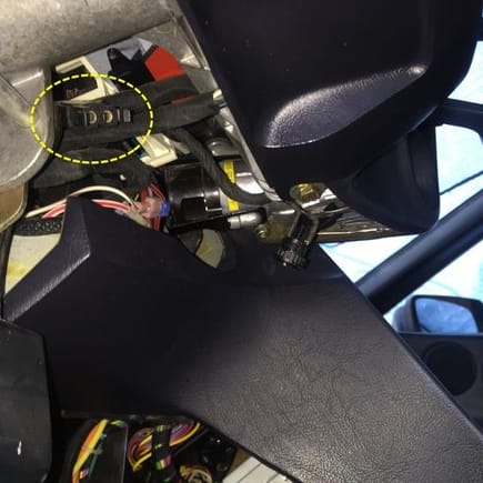 What is this electrical connector under the dash pod? Is this for testing the O2 sensor?