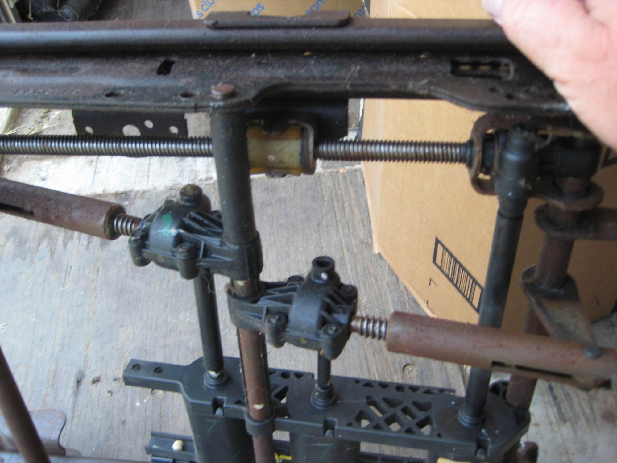 See Fore & Aft Gear at Top Just Off Center