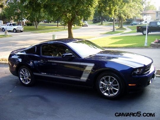 kona blue with silver boss stripes

NOT my car, but good lookkng