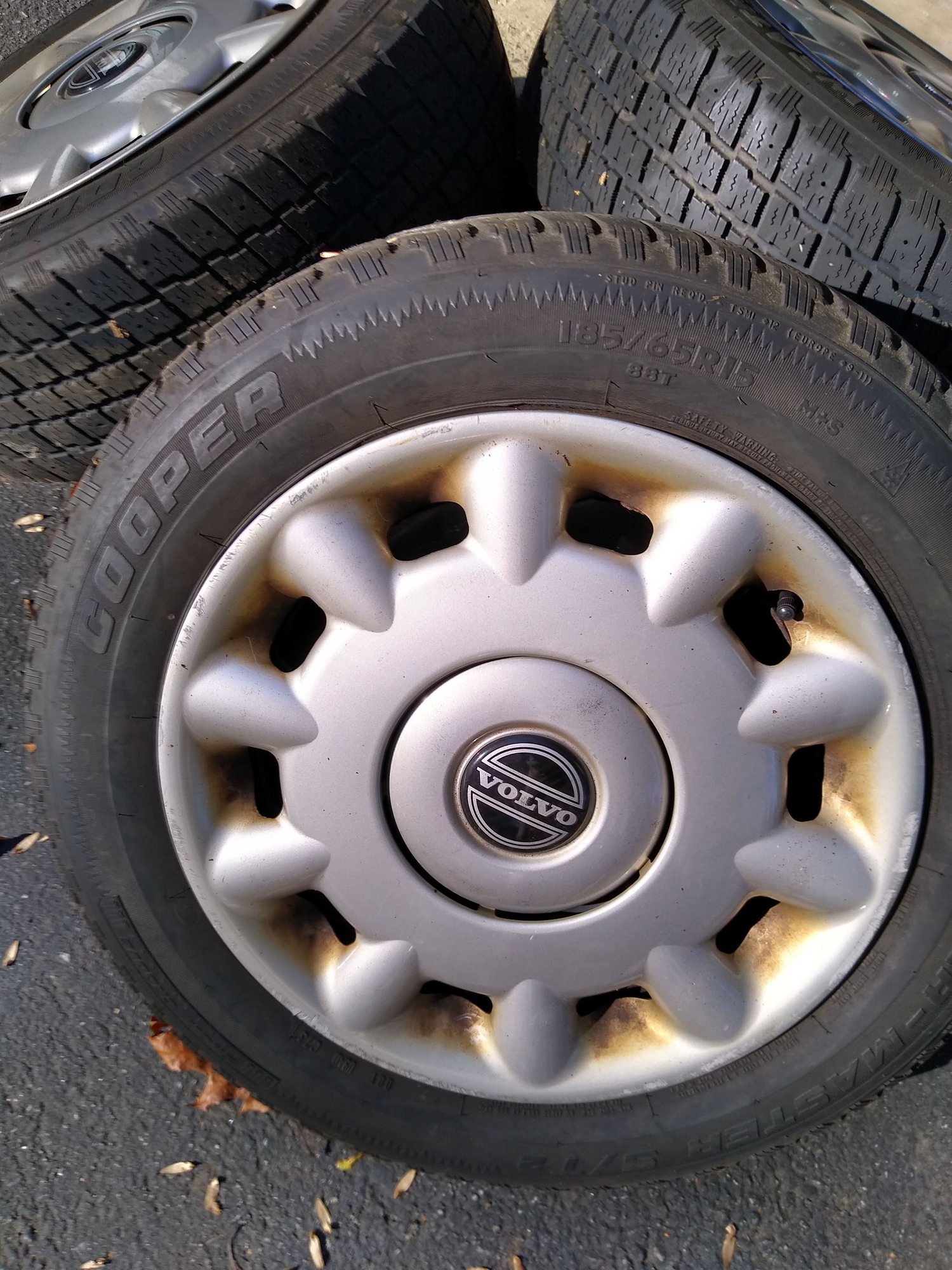 Wheels and Tires/Axles - 15" Genuine Volvo hub caps for steelies - Used - 1993 to 2000 Volvo 850 - Ridgefield, CT 06877, United States
