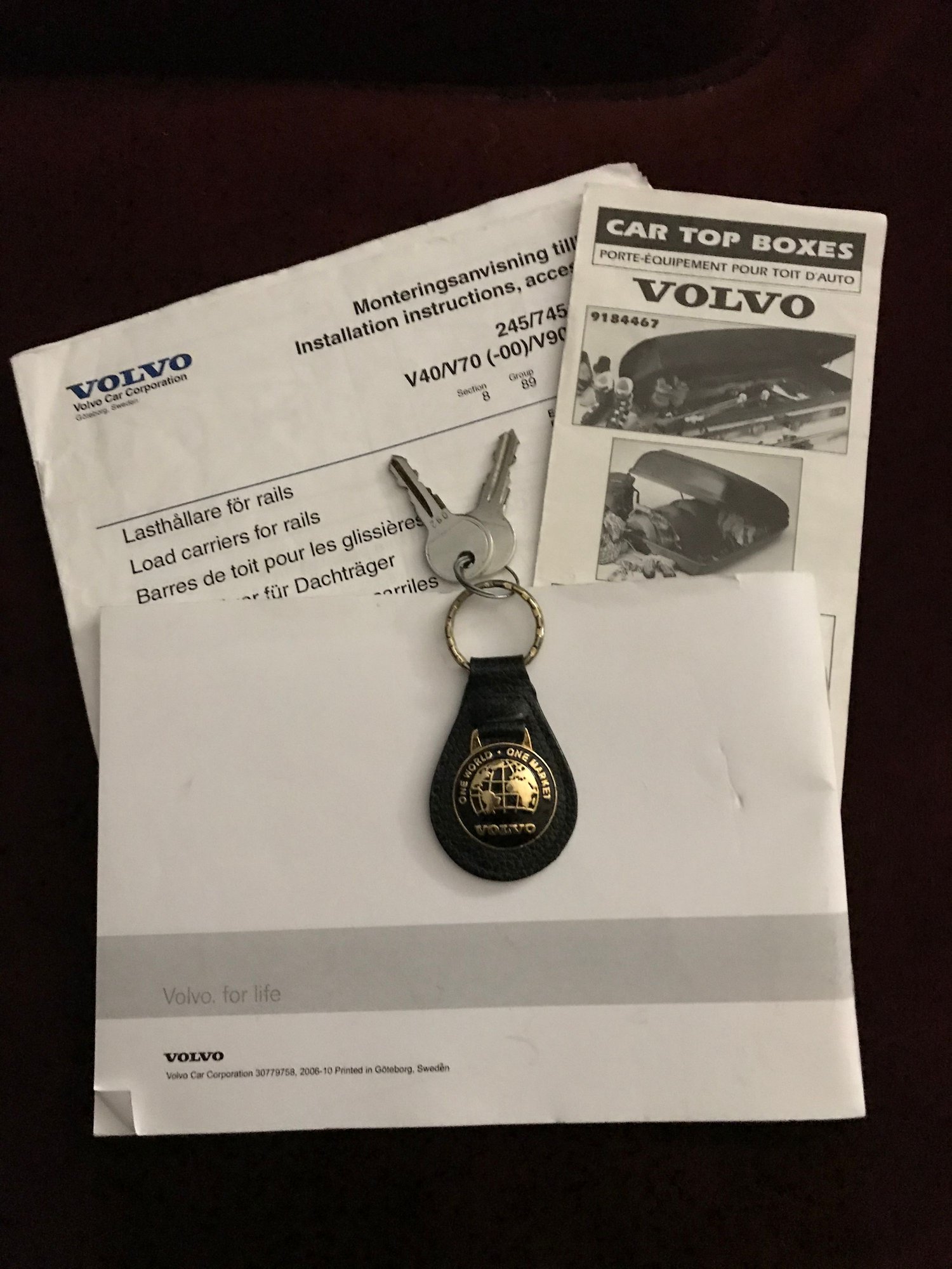 Accessories - Volvo Roof Box on Volvo Load Carrier.  Like new old stock. - Used - 2001 to 2004 Volvo V70 - Gettysburg, PA 17325, United States