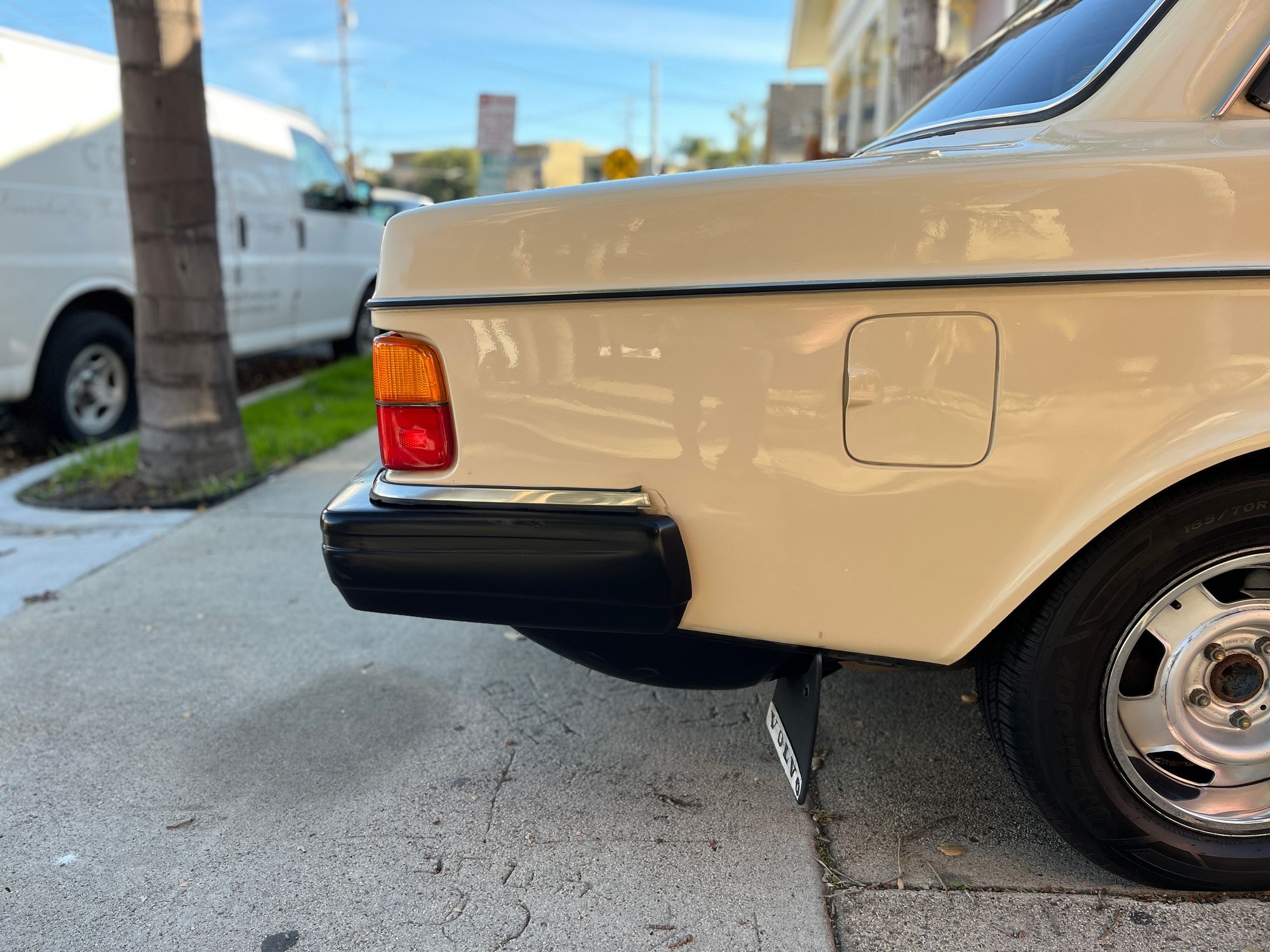 1983 Volvo 242 - Beige and Brown Volvo 242 DL. - Used - VIN YV1AX8828D2235383 - 217,345 Miles - 4 cyl - 2WD - Manual - Coupe - Beige - Santa Ana, CA 92701, United States