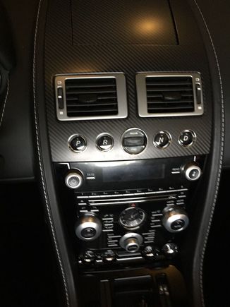 The finished work, news Glass Switches replacing the old plastic ones, and a Carbon Fiber dash replacing the old piano black one.