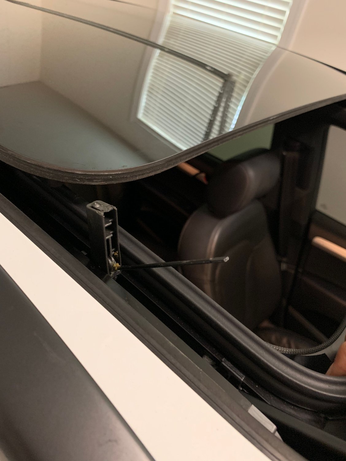 Q7 wind deflector left arm broken of panoramic sunroof AudiWorld Forums