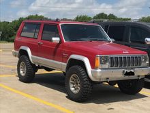 88 2 door 5 spd, 3" lift 31" tires, it also 