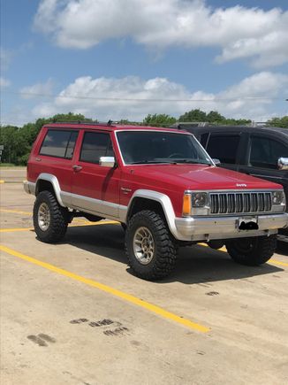 88 2 door 5 spd, 3" lift 31" tires, it also 