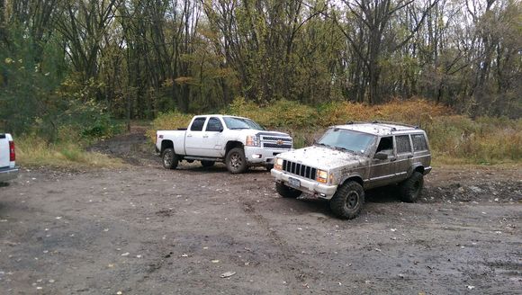 the boss sons truck got pulled out by a little tiny Jeep good thing I didn't bring my F 250 I would have ripped his whole front bumper right off including the tow hooks