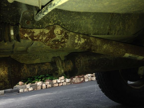 different pic of the transfer case and rear driveshaft.