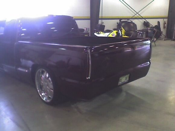 1999 gmc sierra baged 20's in the front and 22 in the rear. shaved tailgate, roll pan, and caddy tail lights.