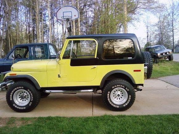 1977 cj 7. first jeep i got. originaly yellow and brown but duplicolor fixed her right up