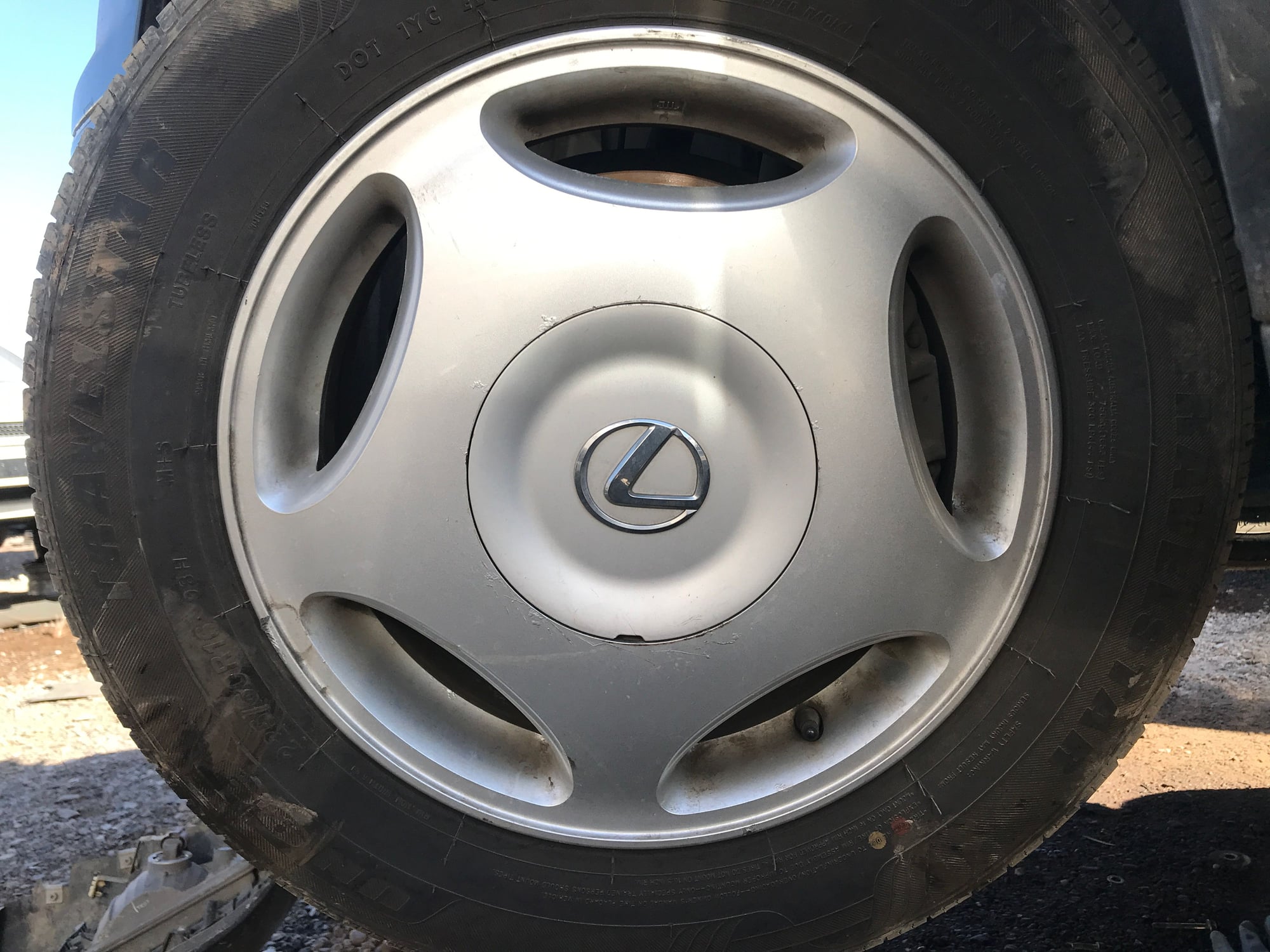 Wheels and Tires/Axles - 95-00 LS400 Center Caps Silver - Used - 1995 to 2000 Lexus LS400 - Chandler, AZ 85224, United States