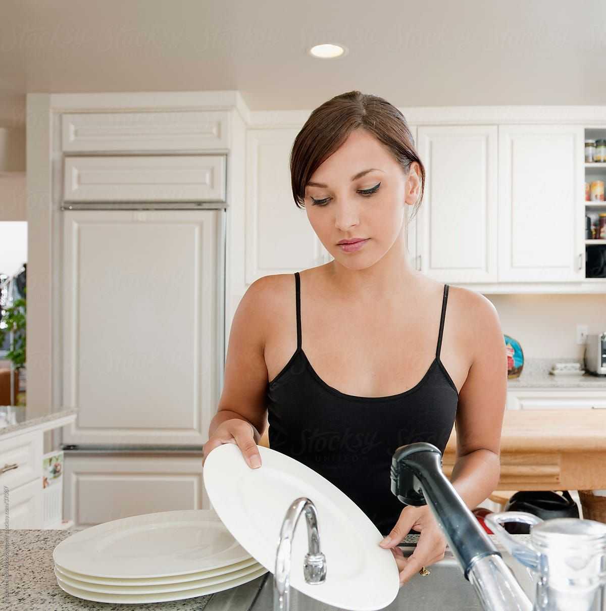 She is washing. Washing dishes. Wash the dishes. Девушка клинер. Покладистые женщины дома.