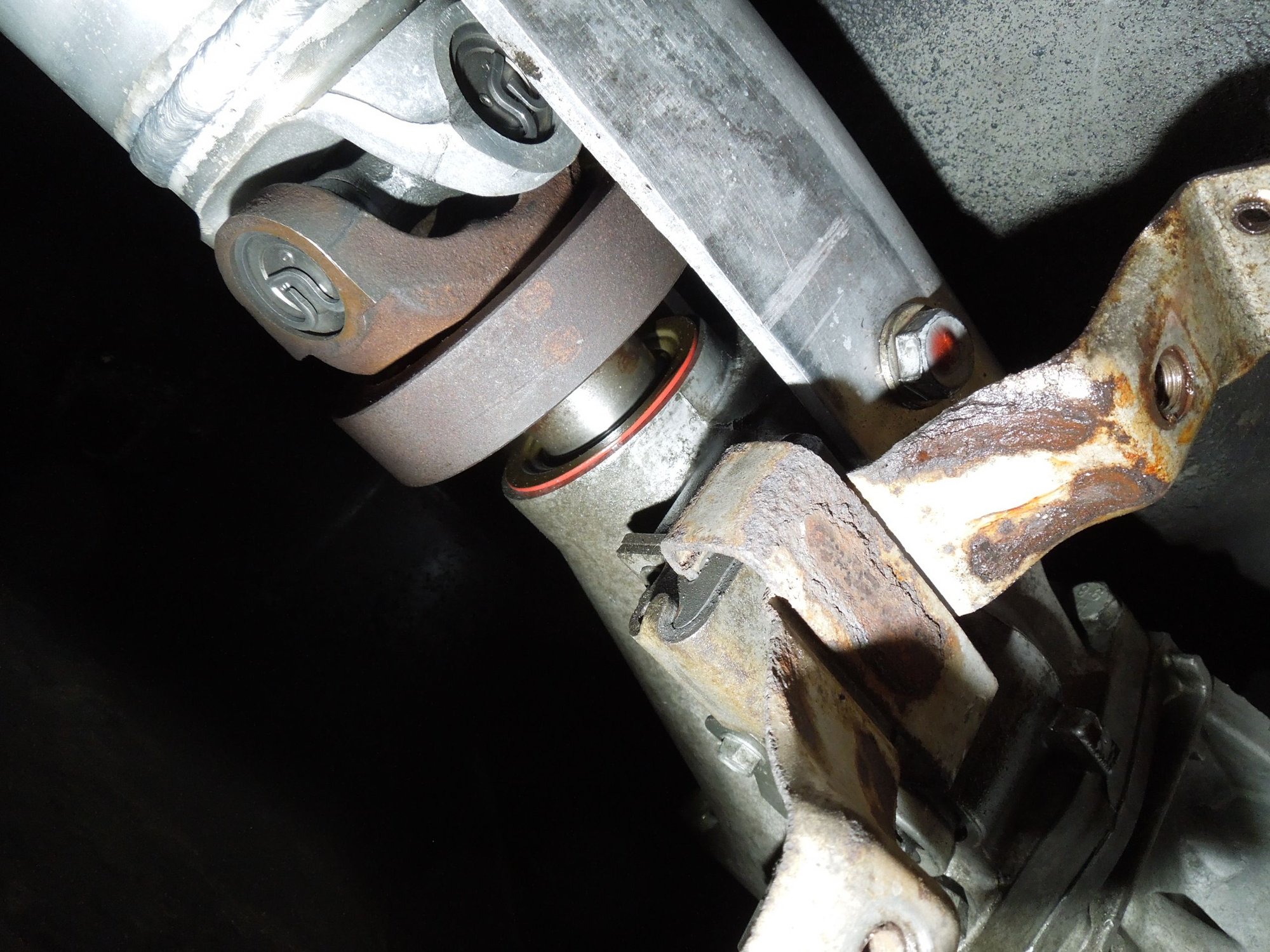 The beam bolts certainly dripped on the bracket, but only the one side. Rear seal is dry.