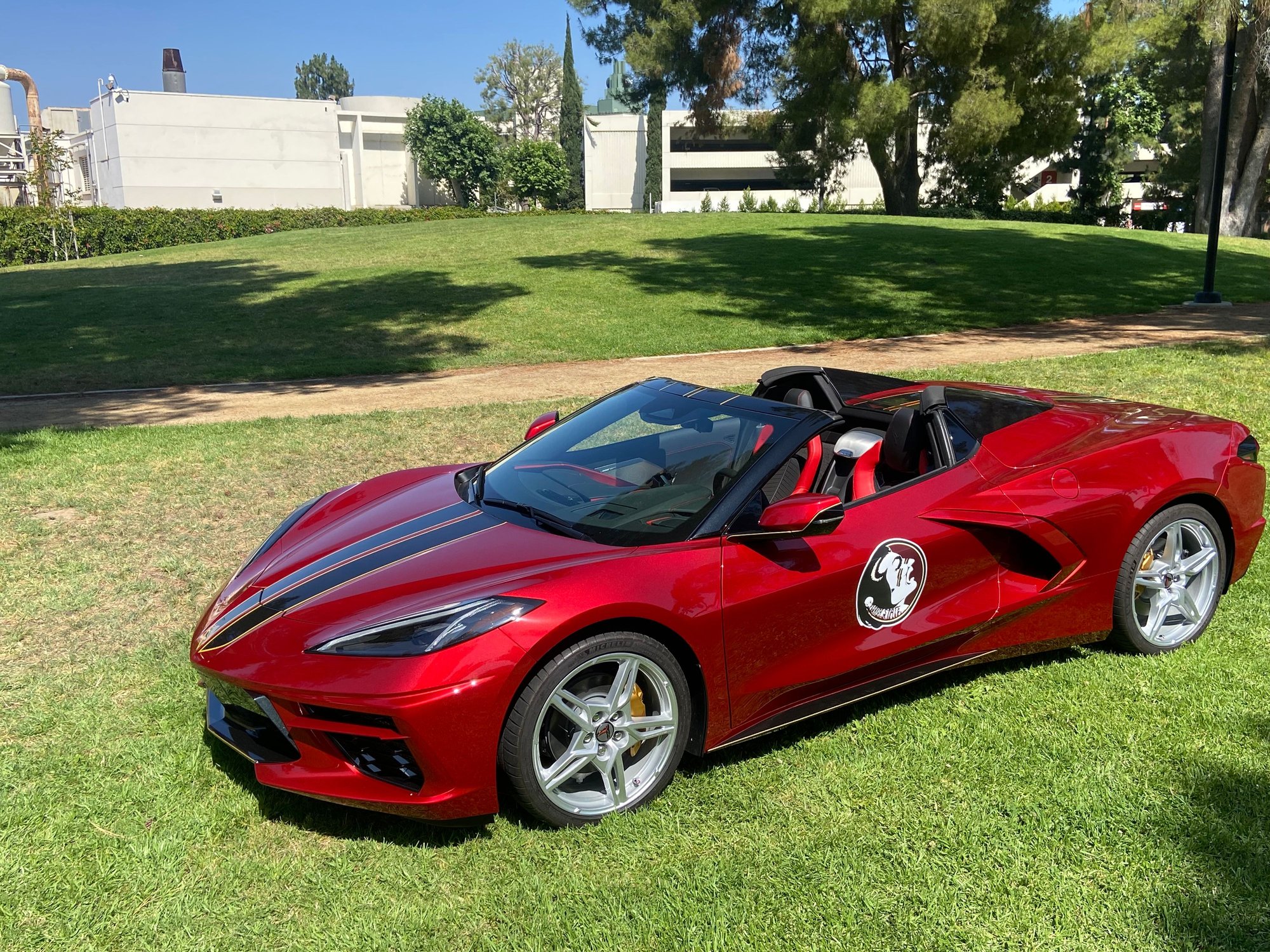 It�s a very small bummer that Corvettes don�t come in a darker metallic red such as garnet but the beautiful lines and angles of the C8 give many great shades of color when the finish is metallic.