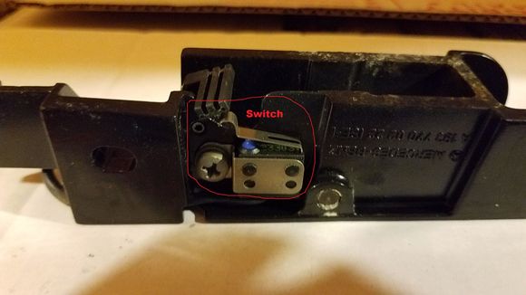 Header latch with switch