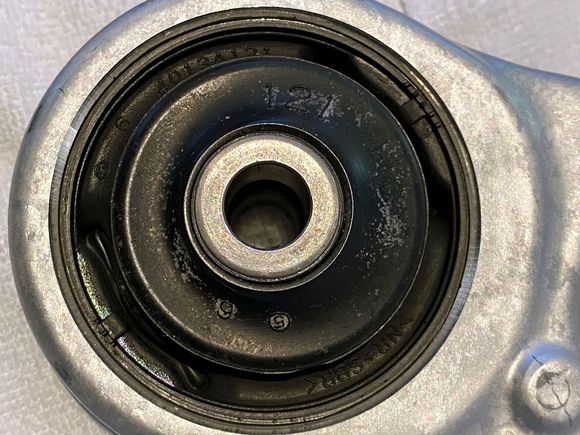 ^Lower control arm, front right-hand side 4013A182