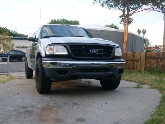 Painted grill, new bumper and valance, took the lift spindles off, back down to stock.