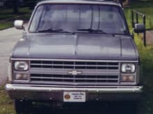 86 chevy custom-10. 305ci V8 3spd auto i had. i hated this truck!!