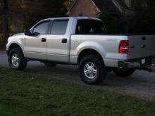 06 screw 4x4 straights with 5" tips,2.5" hell bent steel leveling kit installed,17" stock rims and 35" mud grapplers, 22s are gone!!!!!!!!!