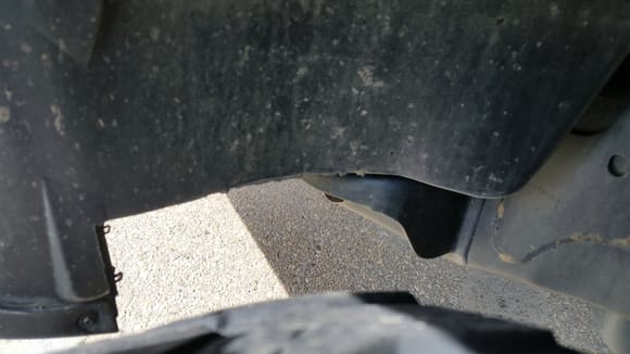 Wheel well at back r/h tire