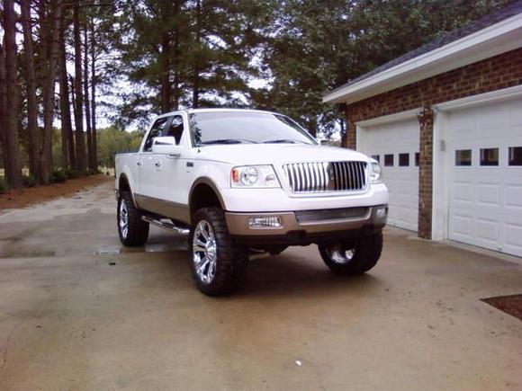 old pic before the 6'' suspension was added. This pic is just with 3'' body and leveling kit.