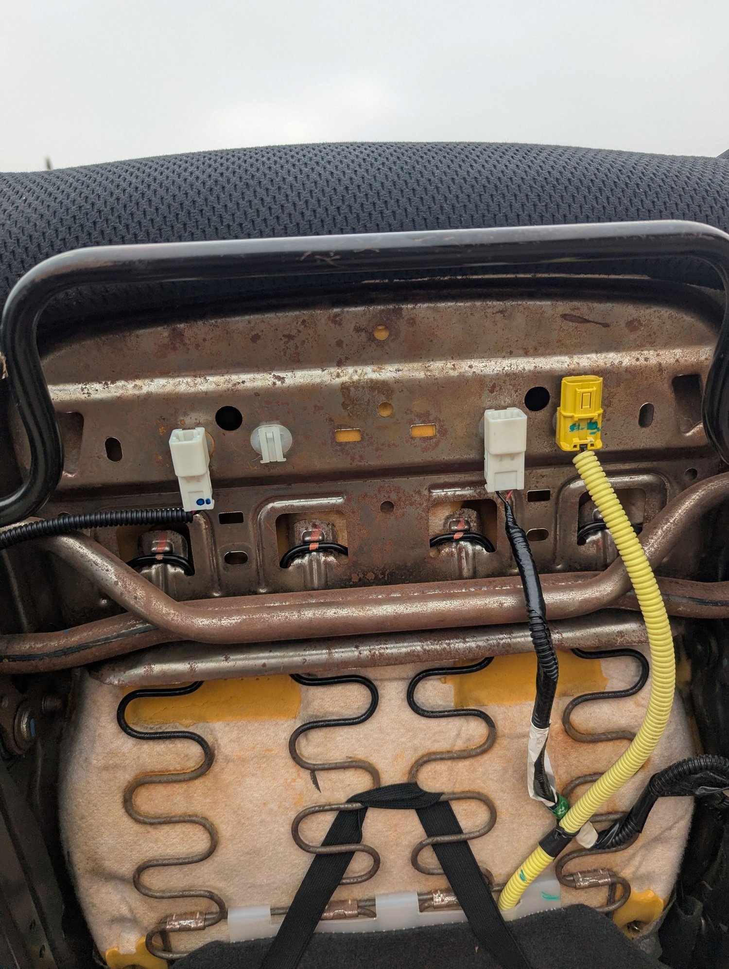 And here is how the 3 connectors look on the SI seat. Left to right - Seat belt, position sensor, and airbag. So technically, all you need to do is swap the seatbelt, de-pin the position sensor connector and swap the seat brackets.