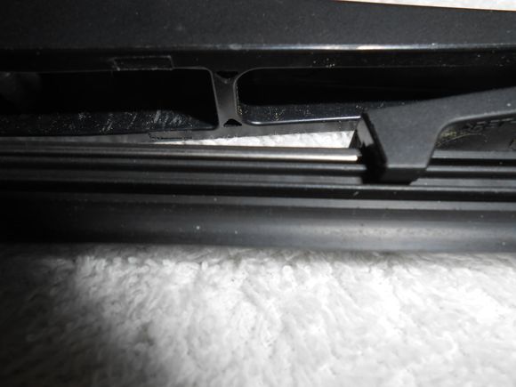 Notice that the metal spines are in the upper seam of the rubber insert . This is important to mount the new insert correctly the proper seam is easy to mix -up.