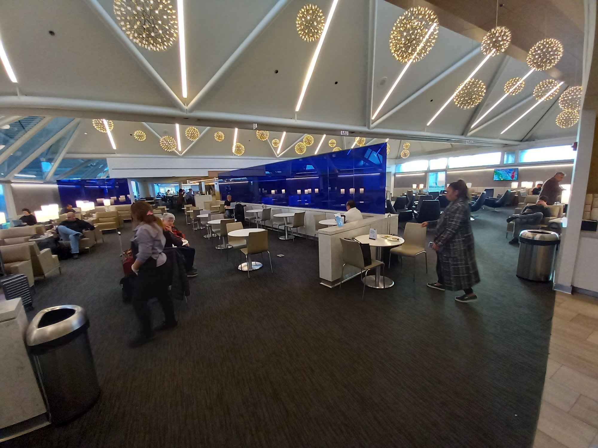 ORD: United Airlines United Club (Gate B6) Reviews & Photos