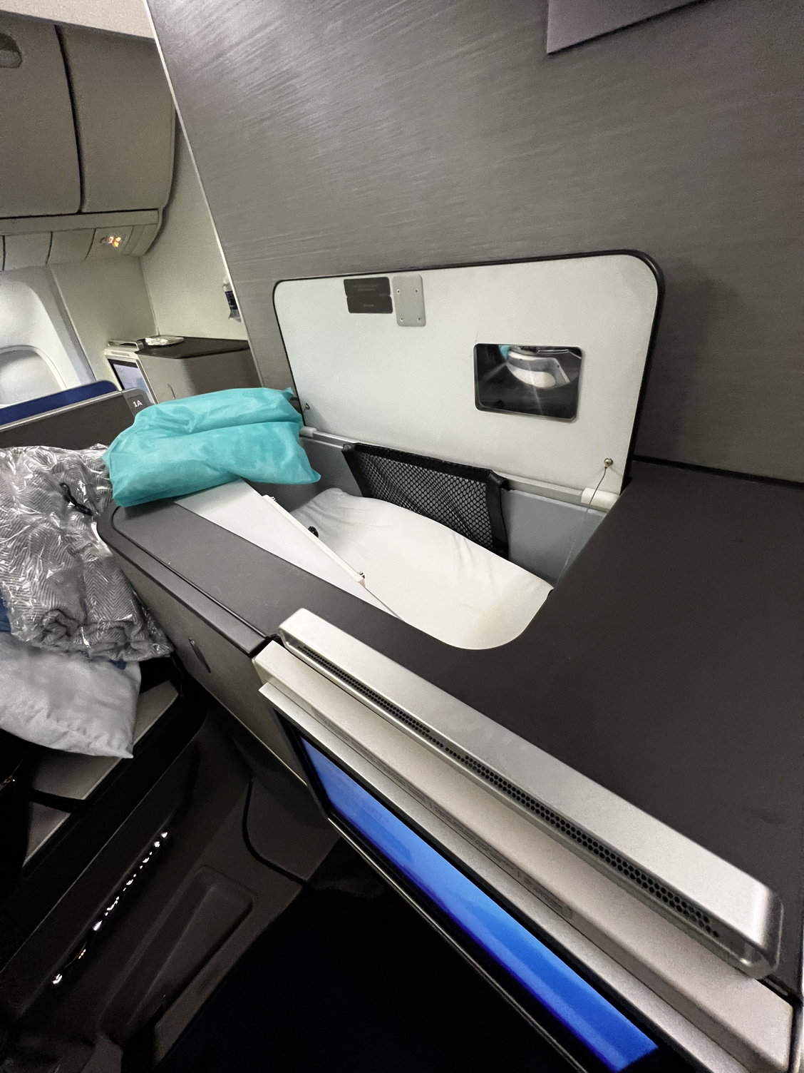 Which J cabins have a bassinet built into the seat like the 789? -  FlyerTalk Forums