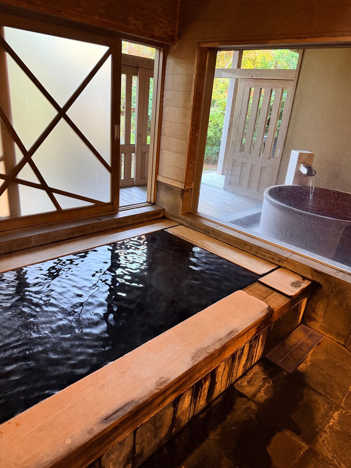 Indoor and outdoor onsen in the room.