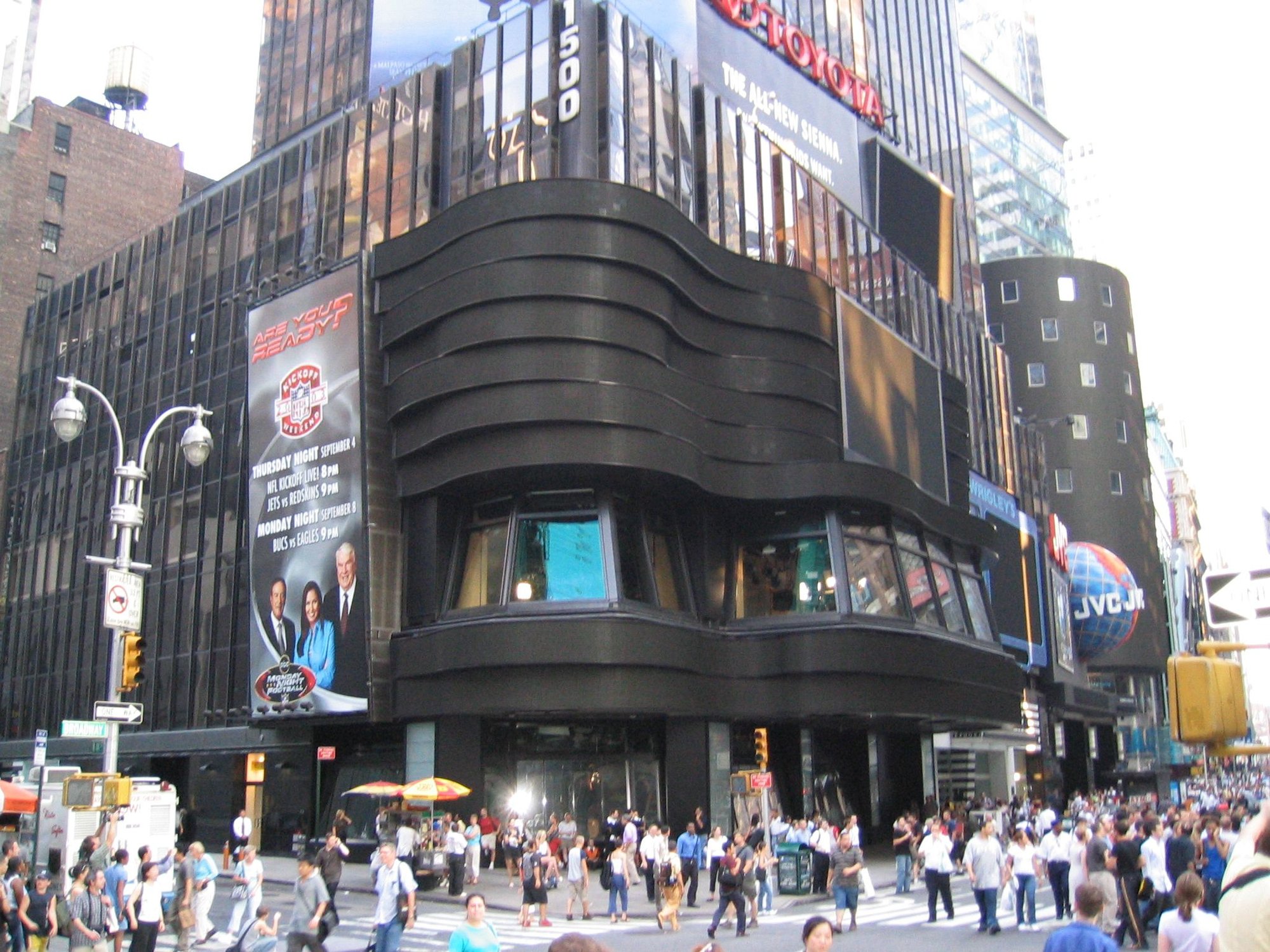 New York during the 2003 blackout. I lived in Manhattan so wasnt concerned about getting home. I had already gone home to get my bike and go around and see the chaos. Surge pricing in private cars long before Uber/Lyft for people heading in the same general direction.