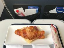 The offer on BA1435 EDI-LHR today (no option). Personally, I found this to be fine, and a second was happily provided on request. Obviously pre-Covid a full English was usually given but a definite improvement nonetheless. Fab crew as well, clearly very happy (or perhaps more relieved) to serve something to be proud of again. 
