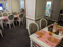 The Lounge: Located on the Mezzanine level; 22 seats (and two couches); closed for breakfast; check-out the table setting -- charger plates!  Très élégant!