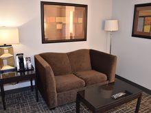 Living room / Crowne Plaza Milwaukee South